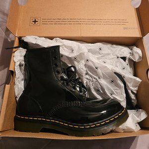 DR. MARTEN'S 1460 WOMEN'S PATENT LEATHER LACE UP BOOTS (size 8)